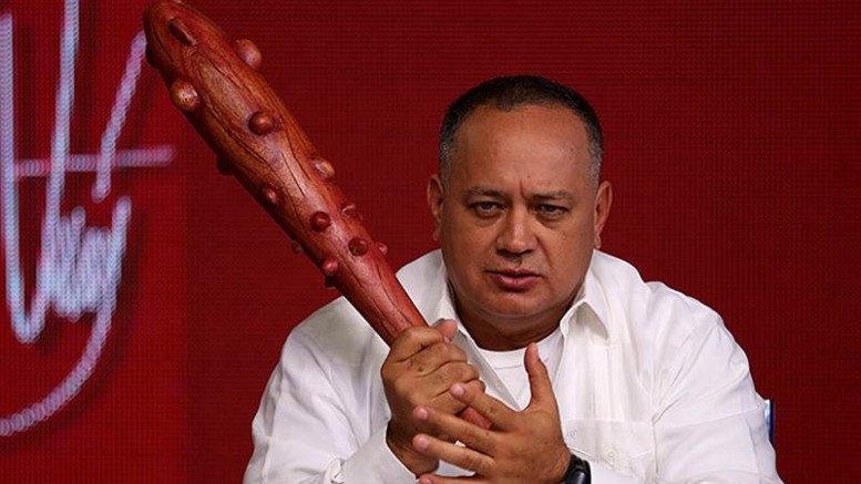 NOTICIA DE VENEZUELA  - Página 43 Diosdado-Cabello-en-su-programa-con-el-mazo-dando-800x533-800x533-777x437