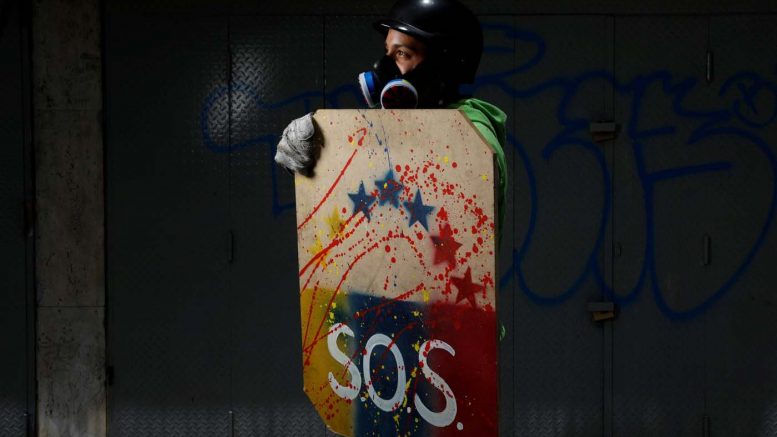 NOTICIA DE VENEZUELA  - Página 56 2017-06-29T150053Z_367139851_RC176CD568A0_RTRMADP_3_VENEZUELA-POLITICS-PROTESTERS-777x437