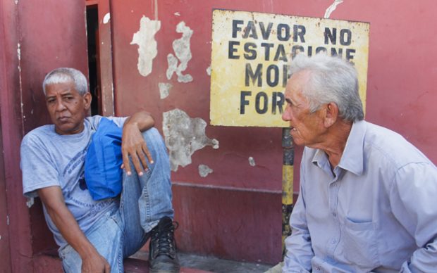 familiares esperan cuerpo en morgue