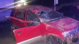 auto volcado estudiante luz en barricada