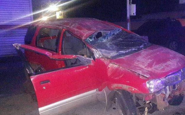 auto volcado estudiante luz en barricada