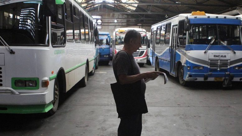 Transportistas levantan paro