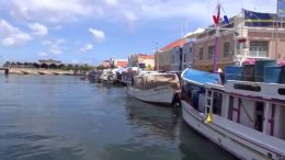 curazoleños compran víveres a comerciantes venezolanos