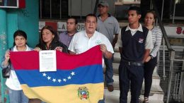 le negaron graduación por protestar con bandera al revés