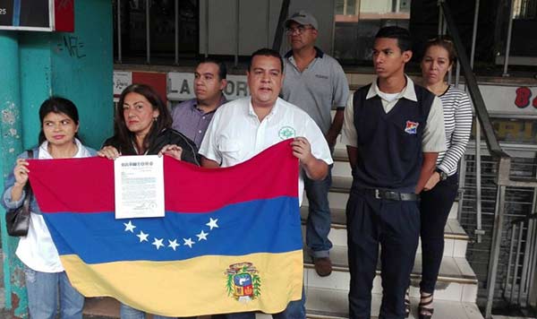 le negaron graduación por protestar con bandera al revés