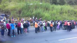 autopista petare guarenas con protestas
