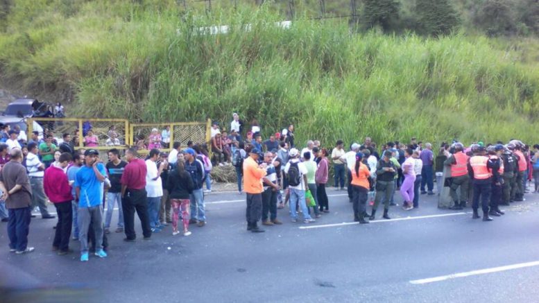 autopista petare guarenas con protestas