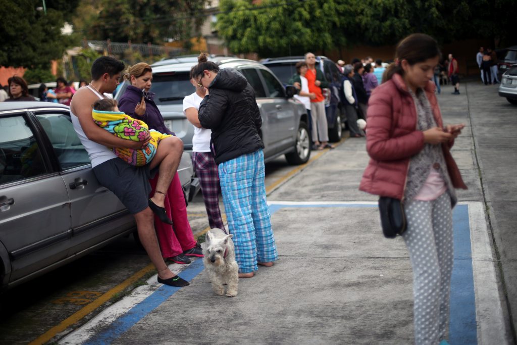 México sufre el mayor terremoto de su historia: más de 32 muertos y alerta a posible tsunami - Página 2 2017-09-23T153314Z_245160969_RC15070B8630_RTRMADP_3_MEXICO-QUAKE-1024x683