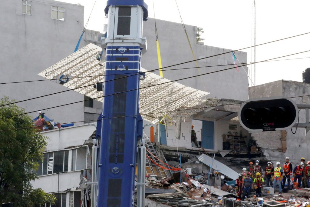 México sufre el mayor terremoto de su historia: más de 32 muertos y alerta a posible tsunami - Página 2 2017-09-23T162742Z_1581918687_RC1AEC06DFF0_RTRMADP_3_MEXICO-QUAKE-1024x683