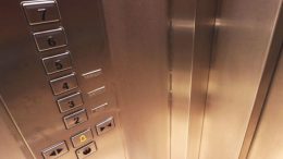 Ascensor improvisado en edificio en China