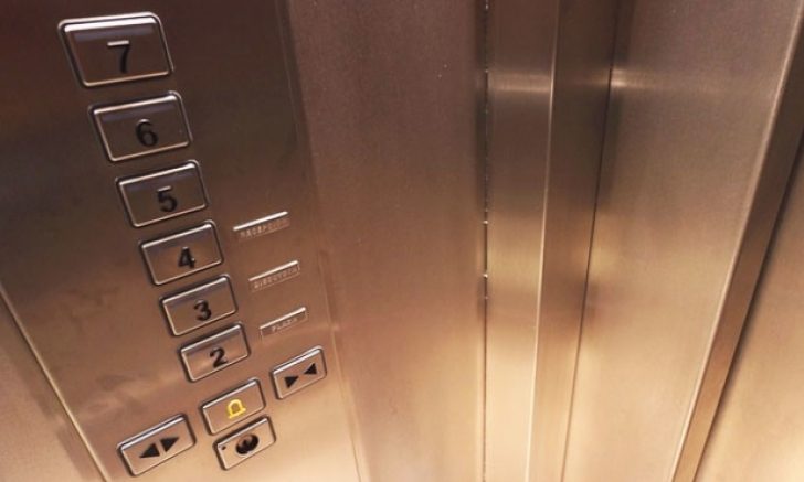 Ascensor improvisado en edificio en China