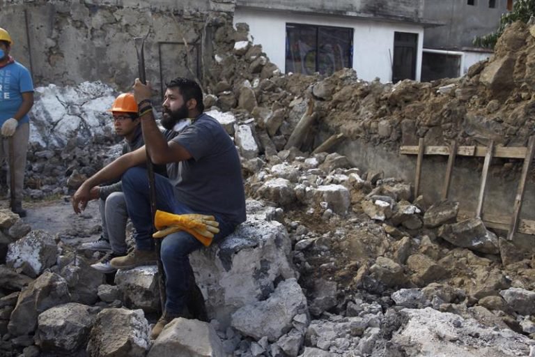 México sufre el mayor terremoto de su historia: más de 32 muertos y alerta a posible tsunami - Página 2 636417303867460237w-768x512