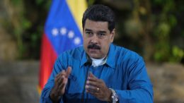 Maduro anuncia que comercializará petróleo en otras divisas