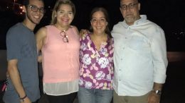 mama lis a las afuera de El Helicoide