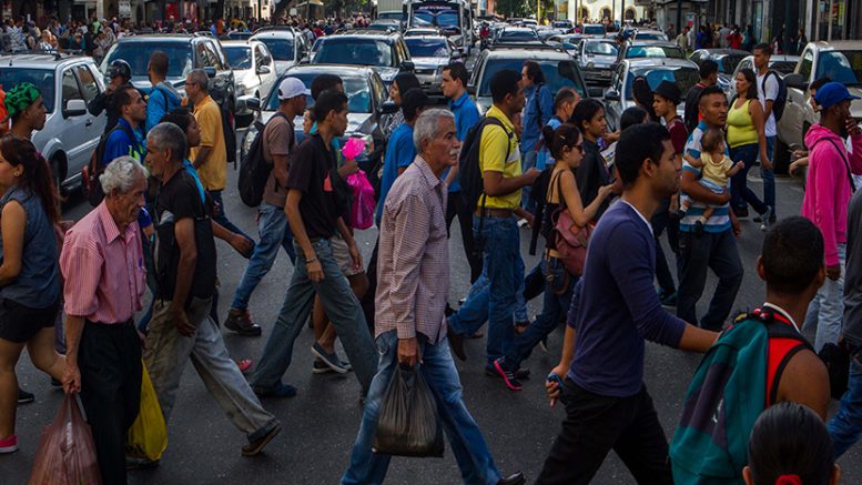 NOTICIA DE VENEZUELA  - Página 41 CALLE-CARACAS-GENTE-CAMINANDO-VENEZUELA-777x437