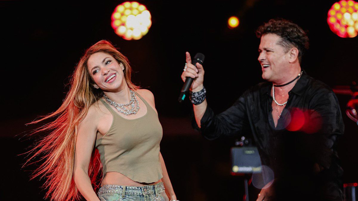Shakira sorprendió a Carlos Vives en un show en vivo en Miami