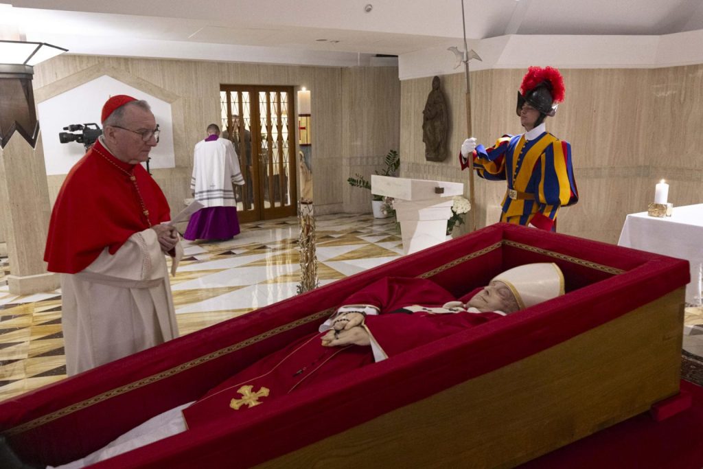 El secretario de Estado, el cardenal Pietro Parolin, ante el féretro del papa Francisco durante el rito de la constatación de la muerte del pontífice en la Capilla de Santa Marta |