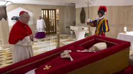 El secretario de Estado, el cardenal Pietro Parolin, ante el féretro del papa Francisco durante el rito de la constatación de la muerte del pontífice en la Capilla de Santa Marta |