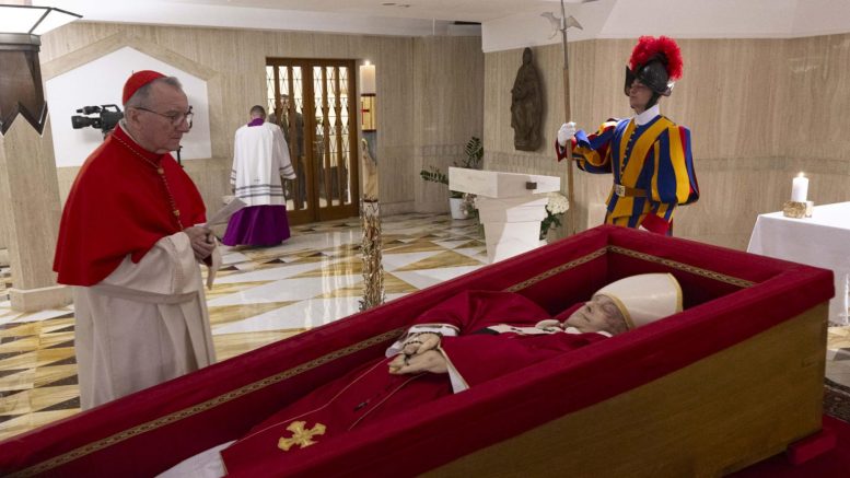 El secretario de Estado, el cardenal Pietro Parolin, ante el féretro del papa Francisco durante el rito de la constatación de la muerte del pontífice en la Capilla de Santa Marta |