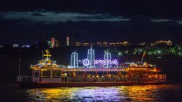 turistas divirtiéndose en un barco en el río Songhua