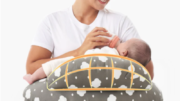 Mujer dando tetero a un bebé