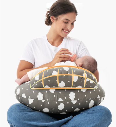 Mujer dando tetero a un bebé