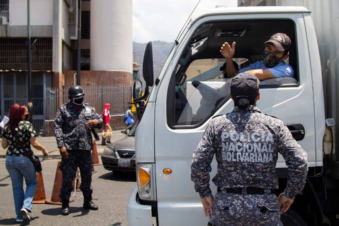 Fiscal General Larry Devoe respalda la eliminación de alcabalas policiales
