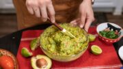 Un hilo de aceite de oliva puede volver el guacamole más sedoso, pero la cremosidad depende sobre todo de usar aguacates maduros