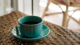 La cafeína puede elevar ligeramente el gasto energético y mejorar el rendimiento, pero una taza de café no elimina grasa abdominal por sí sola