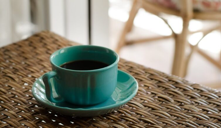 La cafeína puede elevar ligeramente el gasto energético y mejorar el rendimiento, pero una taza de café no elimina grasa abdominal por sí sola