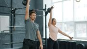Seis ejercicios combinan kettlebell, TRX, flexiones y movimientos funcionales para trabajar brazos, hombros y espalda en el mismo circuito