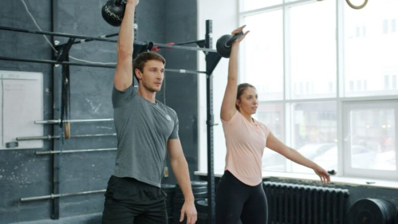 Seis ejercicios combinan kettlebell, TRX, flexiones y movimientos funcionales para trabajar brazos, hombros y espalda en el mismo circuito