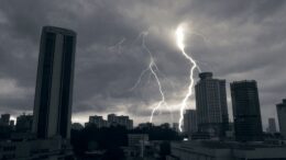 Una tormenta fuerte limpiar canaletas