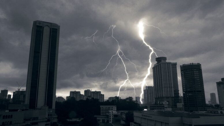Una tormenta fuerte limpiar canaletas