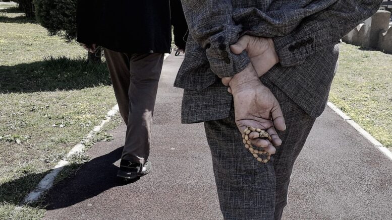Caminar con las manos detrás