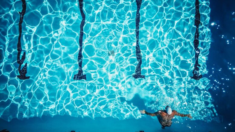 Caminar agua reduce carga las
