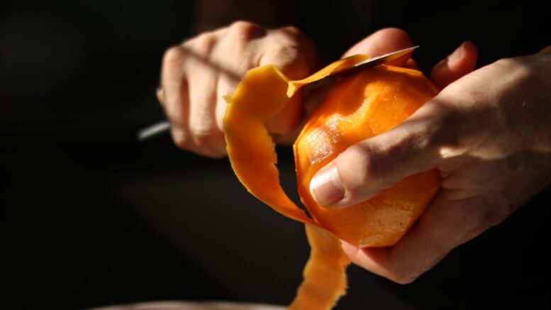 Cáscaras naranja dejadas vinagre liberan