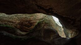Dentro una cueva clima exterior