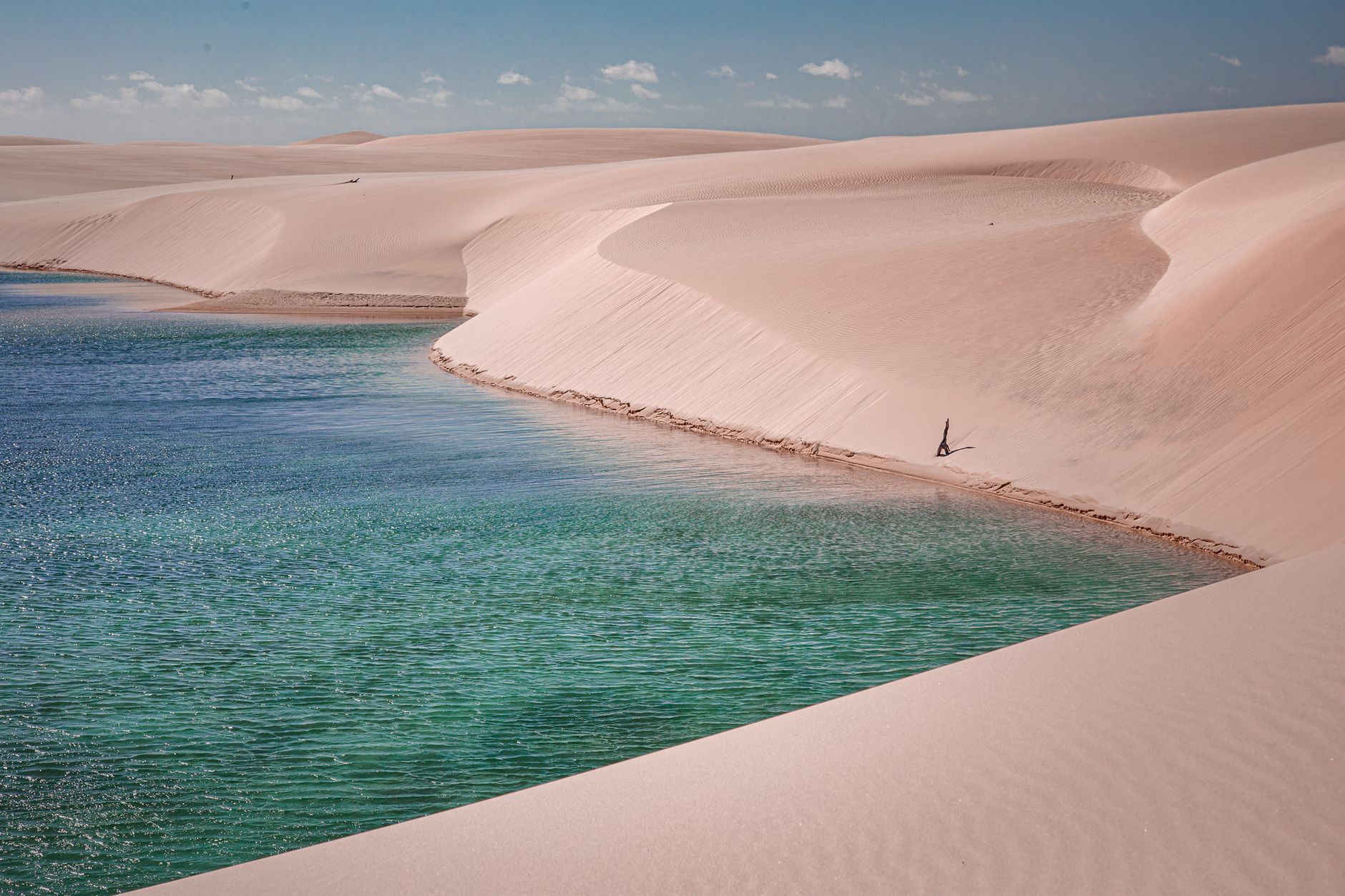 Vivencie a deslumbrante beleza de Lençóis Maranhenses com suas dunas de areia pristine e uma lagoa turquoise.