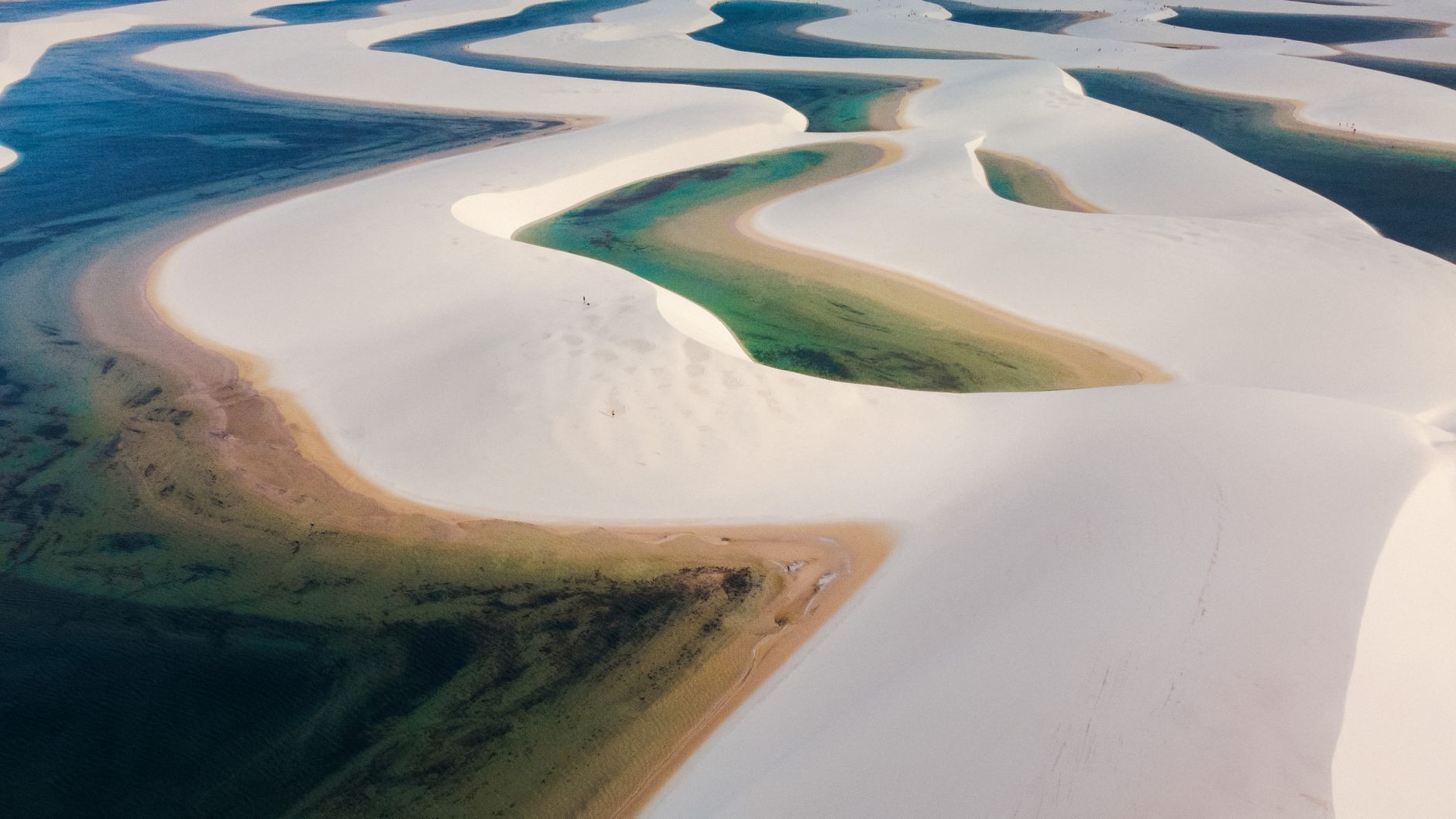 Descubra as deslumbrantes dunas de areia e lagoas do Parque Nacional Lençóis Maranhenses.