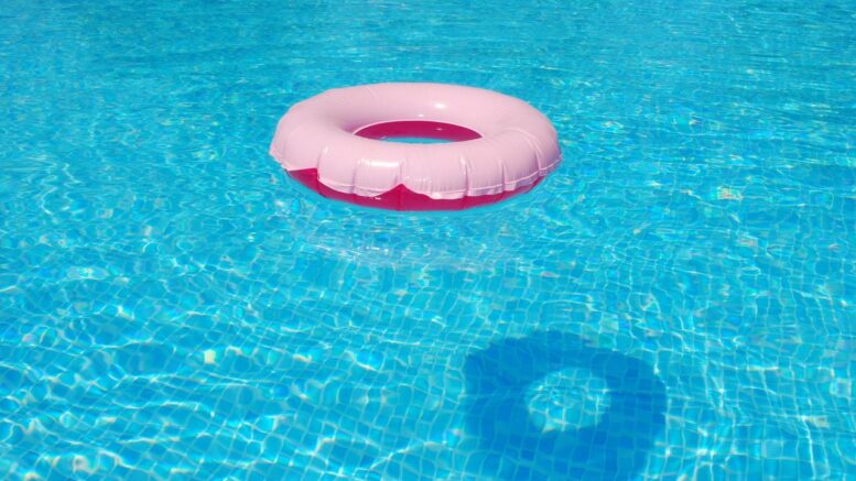Fuerte olor cloro una piscina