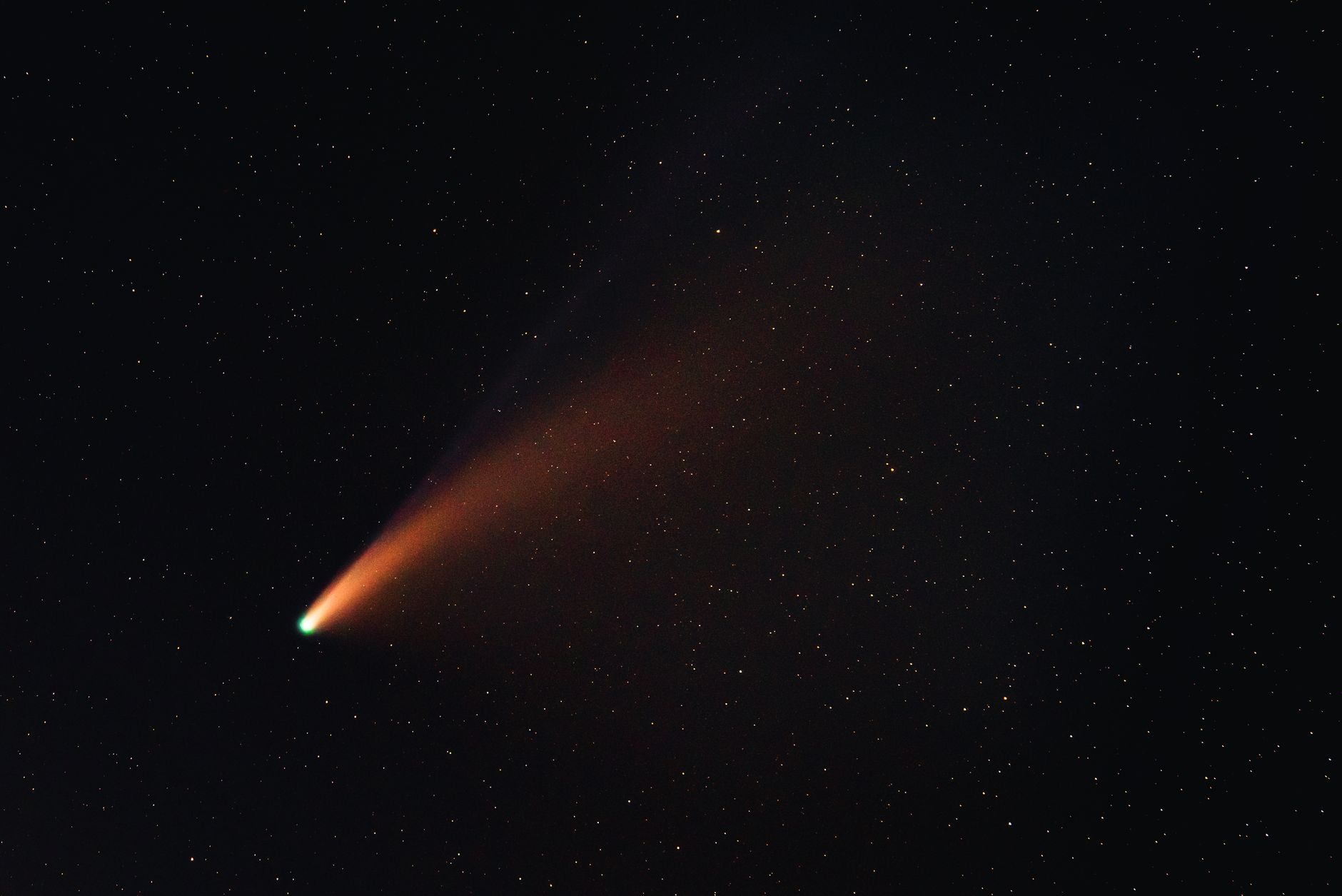 Um cometa vibrante com uma cauda brilhante atravessando o céu noturno estrelado, mostrando as maravilhas do universo.