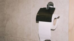 Patente muestra papel higiénico cayendo