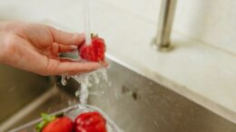 Lavar fresas con detergente puede