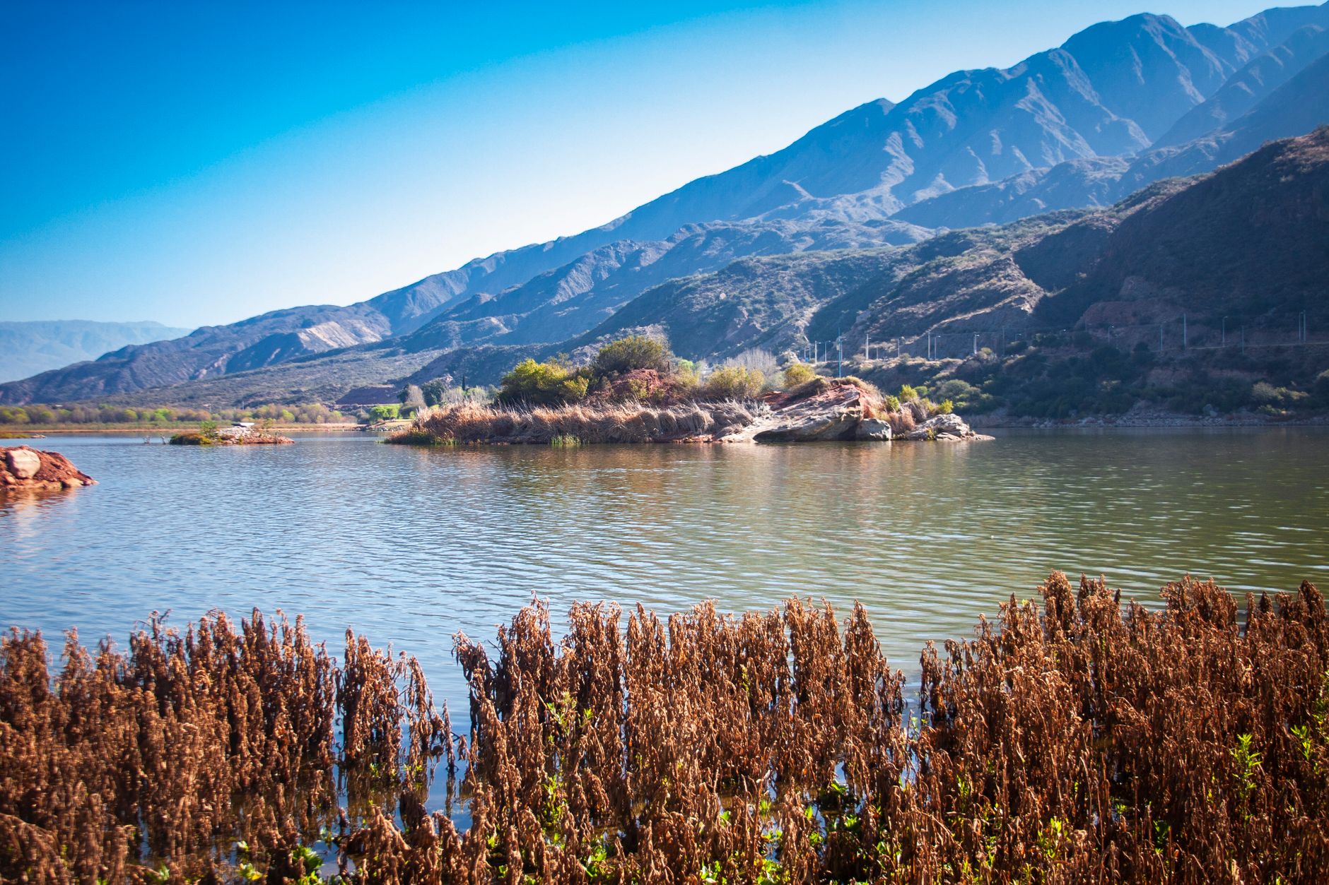 Cena tranquila de rio com vistas da montanha em La Rioja, Argentina.