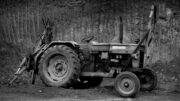 Movía tierra con tractor cuando