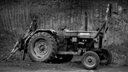 Movía tierra con tractor cuando