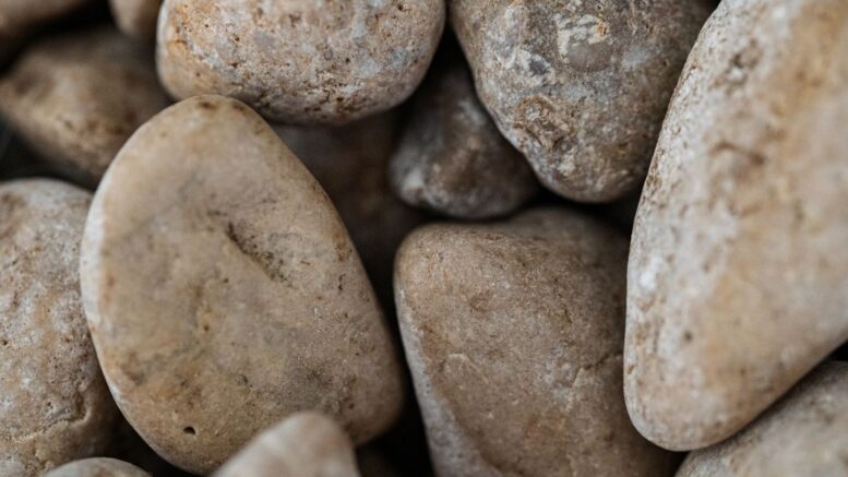 Tropezó con una piedra una
