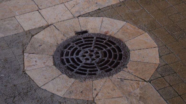 Desagüe casi recibe agua puede