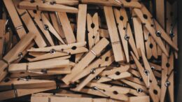 Prendedor madera bajo tapa deja